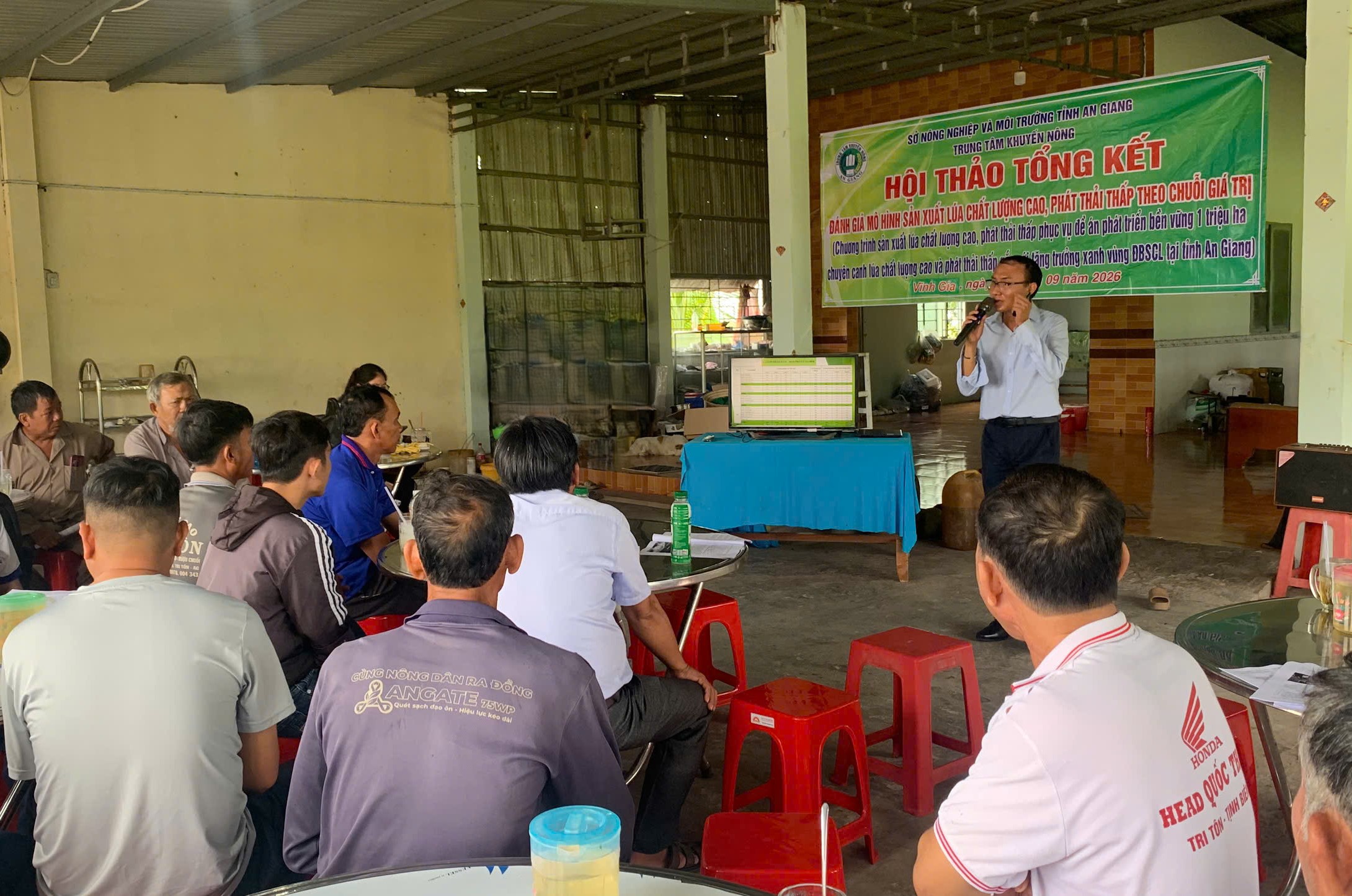 Cán bộ kỹ thuật trình bày về hiệu quả của việc canh tác lúa giảm phát thải